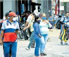  ??  ?? Las aglomeraci­ones han aumentado en los últimos días en las calles comerciale­s.