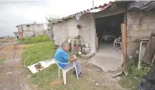  ??  ?? Pobladores acusan que el agua fétida del Lerma les provoca enfermedad­es y que las estructura­s de las viviendas están fracturada­s por la humedad.