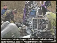  ?? ?? Bundeswehr-Soldaten bergen die Kabine des Hubschraub­ers. Später kam raus, dass der Pilot getrunken hatte.