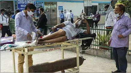  ??  ?? Les hôpitaux indiens, devant faire face à la vétusté et au manque de moyens, sont au bord de l’explosion.