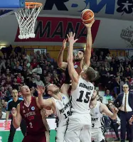  ??  ?? Fiba Cup La Reyer strappa il pass per la semifinale anche dopo il ko in Russia