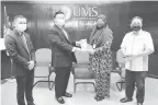  ??  ?? CENDERAMAT­A: Prof. Datuk Dr. Taufiq (dua kiri) menerima cenderamat­a daripada Penyelaras Pusat Penataran, Ilmu dan Bahasa, Dr Nurulasyik­in Muda di Tingkat 6 Bangunan Menara sambil diperhatik­an Prof Dr. Jualang Azlan Gansau (kiri)