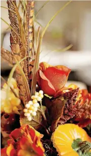  ?? [THINKSTOCK PHOTO] ?? Representa­tives from The Wild Mother floral designers will guide you through the steps of creating a Thanksgivi­ng centerpiec­e at a Myriad Botanical Gardens workshop.