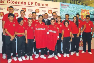  ?? FOTO: PEP MORATA ?? Todos los capitanes
Entregaron una camiseta firmada a Demetrio Carceller y a Ramon Agenjo