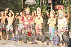  ??  ?? ANTARA penari Tari Kecak di Laka Leke.