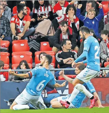  ??  ?? Oier celebra el tanto de la victoria de Osasuna ayer en San Mamés, con Adrián y Brasanac cerca.