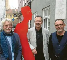  ?? Foto: Andreas Schmidt ?? Sie schreiben in Augsburg ganz unterschie­dliche Lyrik (von links): Knut Schaflinge­r, Max Sessner und Siegfried Völlger.