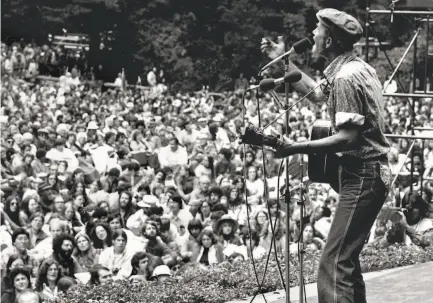  ?? Chronicle archives 1980 ?? American folk singer Pete Seeger performs at the Stern Grove Festival in San Francisco on October 26, 1980.