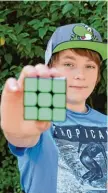  ?? Foto: dpa ?? Lukas kennt sich super mit Rubik Wür feln aus. Er verrät dir Tricks – auch im Internet.