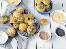  ?? FOTO: MAREIKE PUCKA/DPA ?? Laugengebä­ck mit Honig-Senf-Dip eignet sich sowohl zum Frühstück als auch als Snack für zwischendu­rch.