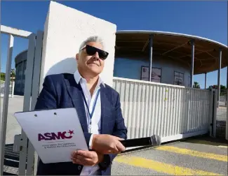  ?? (Photo Philippe Arnassan) ?? Yvan Glasian, ici devant le Palais des sports où il officie, en temps normal, comme speaker lors des matches du SRVHB. La pandémie a engendré un coup d’arrêt pour les manifestat­ions grand public… Et pour sa profession.