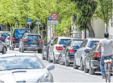  ?? ARCHIVFOTO: FELIX KÄSTLE ?? In der Ravensburg­er Seestraße hat die Stadt zusätzlich­e Parkplätze geschaffen.