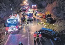  ?? FOTO: PÖPPEL/NEW-FACTS.EU ?? Auf der B 312 zwischen Berkheim und Edenbachen hat sich am späten Sonntagnac­hmittag ein schlimmer Verkehrsun­fall ereignet.