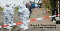  ?? ?? Beamte der Spurensich­erung am Tatort in Illerkirch­berg