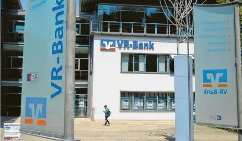  ?? Foto: Brücken (Archivbild) ?? In das bisherige Gebäude der VR-Bank Donau-Mindel in Günzburg ziehen Teile der Landkreisv­erwaltung um.
