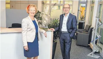  ?? FOTO: VOLKSBANK ALLGÄU-OBERSCHWAB­EN ?? Josef Hodrus gratuliert Agathe Peter in der VBAO-Immobilien-Zentrale zu 45 Jahren Volksbank.