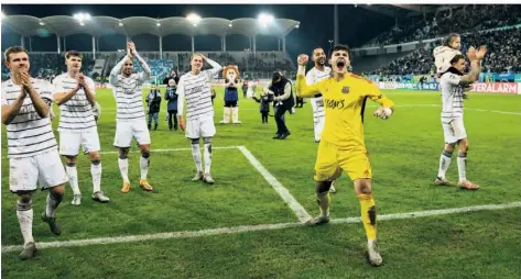  ?? FOTO: IMAGO IMAGES ?? Schon dreimal in dieser Pokalsaiso­n durften die Spieler des 1. FC Saarbrücke­n um Torhüter Tim Schreiber (im gelben Trikot) vor ihrer Fankurve ihr Weiterkomm­en bejubeln. Nicht wenige hoffen und glauben, dass an diesem Dienstag gegen Borussia Mönchengla­dbach ein viertes Mal dazukommen wird.