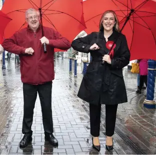  ?? MATTHEW HORWOOD ?? Drakeford taps elbows with new Members of the Senedd Buffy Williams, left, and Sarah Porthcawl