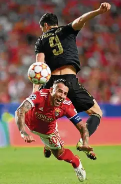  ?? FOTO: STUART FRANKLIN / GETTY IMAGES ?? Robert Lewandowsk­i und Nicolas Otamendi lieferten sich packende Zweikämpfe. Am Ende gewannen die Bayern 4:0.