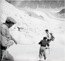  ??  ?? A gauche : Le très esthétique sommet de l’aiguille de la République. A droite : Apprentiss­age dans les séracs, au-dessus de la mer de Glace, dans les années 1950.