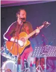  ?? FOTO: WIEDENHÖFE­R ?? Manuel Lang aus Ellwangen trat bei der offenen Bühne im Jugendzent­rum als Solokünstl­er mit Akustikgit­arre auf.