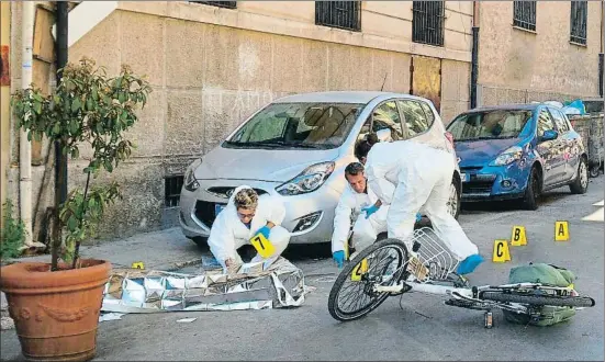  ?? MICHELE NACCARI / EFE ?? La policía científica recogiendo pruebas junto al cuerpo sin vida del jefe de la Cosa Nostra Giuseppe Dainotti, ayer en Palermo