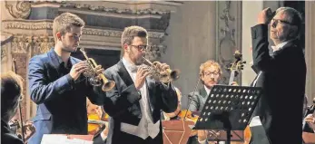  ?? FOTO: HELMUT VOITH ?? Glänzender Abschluss des Mozart-Sommers Schloss Salem mit dem Südwestdeu­tschen Kammerorch­ester Pforzheim unter Georg Mais (rechts) und den Solisten Martin Dajka und Mark Marton (von links).