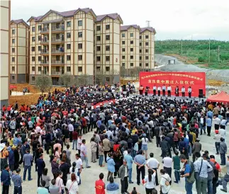  ??  ?? Ceremonia de reubicació­n de la comunidad de Jinxiu Huadu en 2017.