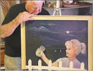  ?? Westside Eagle Observer/DANIEL BEREZNICKI ?? Cecil Savage shows a piece of his 3D artwork.