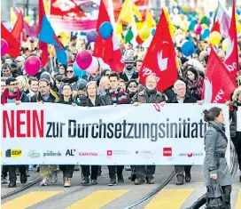  ??  ?? Demonstrat­ion gegen die SVP-Initiative in Zürich. In einer Umfrage sprachen sich zuletzt 51 Prozent der Schweizer für die Vorlage aus.