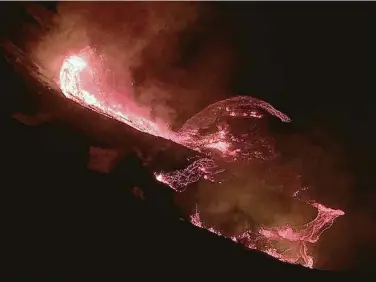  ?? Associated Press ?? Lava flows within the Halemaumau crater of the Kilauea volcano Sunday on Hawaii’s Big Island.