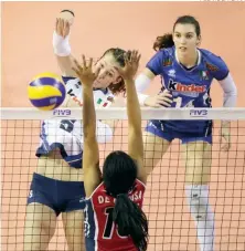  ?? FUENTE EXTERNA ?? La italiana Victoria Pushina perfora la defensa dominicana ante el intento de Camila de la Rosa de bloquear.