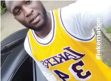  ??  ?? Un anno fa si era “ceduto” ai Lakers con tanto di maglia
Romelu Lukaku è un grande tifoso dei Lakers: nel 2019 aveva flirtato via social con il club Nba vestendo la 34 di Shaq e dicendo di essere pronto a giocare con LeBron James...