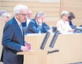 ?? FOTO: SEBASTIAN GOLLNOW/DPA ?? Ministerpr­äsident Winfried Kretschman­n bei seiner Regierungs­erklärung im Landtag.