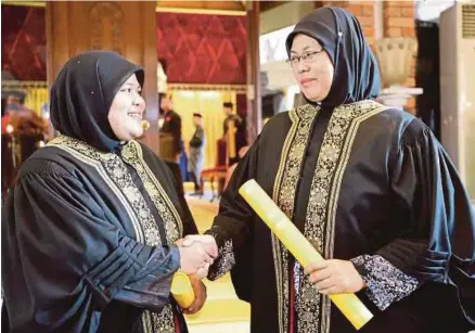  ?? [FOTO HIASAN] ?? Noor Huda dan Nenney Shuhaidah (kanan) mencatat sejarah dilantik sebagai hakim Mahkamah Tinggi Syariah pertama di negara ini.