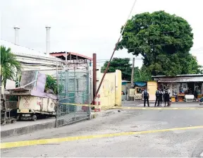  ??  ?? Police are seen on a crime scene in Spanish Town where five persons were shot, one fatally on Wednesday September 13, 2017.