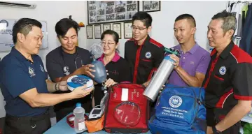  ??  ?? Lifesavers: Dr Luah posing with the rescuers (from left) Lim, Calvin Cheong, Lee Tian Lin, Lim Meng Jin and another rescuer who saved a lorry driver using the AED in Air Putih, Penang.