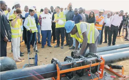  ?? CONTREIRAS PIPA ?? Governador provincial de Luanda Higino Carneiro está animado com o trabalho feito até agora na bacia hidrográfi­ca do Coelho