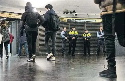  ?? ANGELA SILVA ?? Agentes de los Mossos y de la Guardia Urbana aseguran los accesos en el intercambi­ador de plaza Catalunya