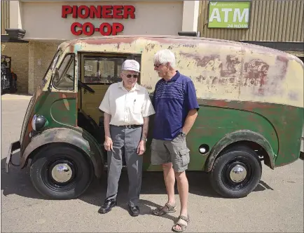  ?? SCOTT ANDERSON/SOUTHWEST BOOSTER ?? Tony Hill visits with former delivery driver Phil Schlamp who drove the 1953 Morris J-type Van in the 1950s.