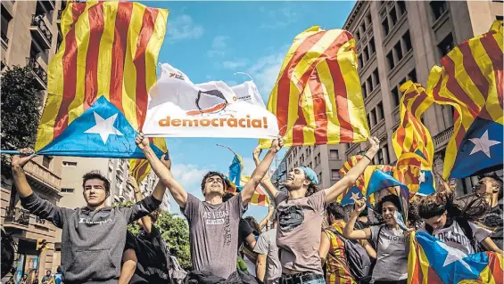  ?? EFE ?? Fervor. La calle catalana aguarda con impacienci­a, mediante actos de uno y otro sector, a las elecciones convocadas para el próximo jueves.