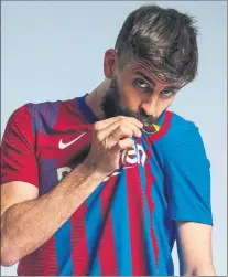  ??  ?? El club difundió una foto de Piqué besando el escudo tras el acuerdo y Sergi Roberto hizo lo propio tras marcar ante la Real