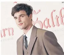  ?? AFP ?? JACOB ELORDI. El actor australian­o posa durante la alfombra roja del estreno de “Saltburn”, en noviembre de 2023.