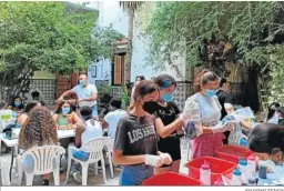  ?? ERASMO FENOY ?? El taller de teñido de camisetas en el patio de Barrio Vivo.