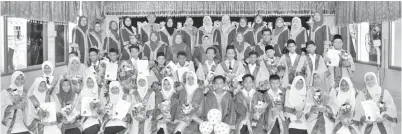  ??  ?? GRADUASI Tahun Enam Marikh bergambar kenangan bersama Maimoon (tiga kanan) dan Mahani (tiga kiri).