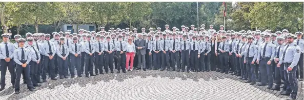  ?? RP-FOTO: HANS-JÜRGEN BAUER ?? Nachdem Polizeiprä­sident Norbert Wesseler die148 neuen Polizeibea­mten begrüßt hatte, mussten viele von ihnen direkt in den Dienst.