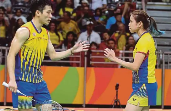  ??  ?? Chan Peng Soon (left) and Goh Liu Ying beat Japan’s Yuta Watanabe-Arisa Higashino 21-17, 21-15 in the mixed doubles semifinals late yesterday.