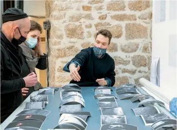  ??  ?? Résidence « Les Essentiell­es ». GwinZegal, Guingamp, mars 2021. Quentin Yvelin, photograph­e, avec / with Rémi Coignet et Julie Hérault