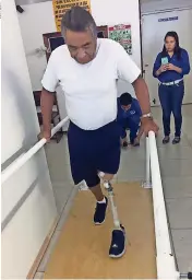  ??  ?? hombre realiza terapia con su prótesis