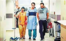  ??  ?? TWITTER /JAIR BOLSONARO Recuperaçã­o. Bolsonaro, ontem, caminhando pelo hospital